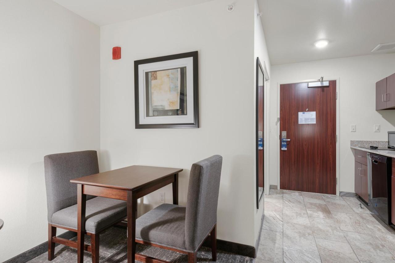 Cobblestone Hotel & Suites - Urbana Bagian luar foto