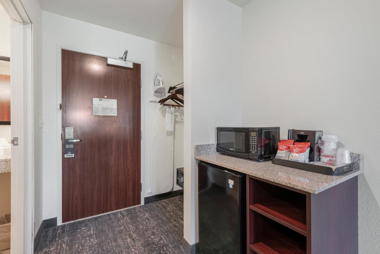 Cobblestone Hotel & Suites - Urbana Bagian luar foto