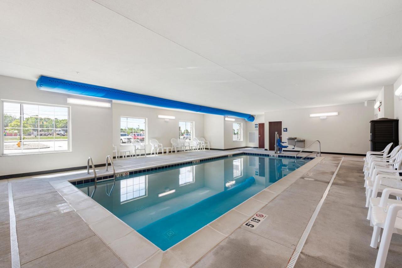 Cobblestone Hotel & Suites - Urbana Bagian luar foto